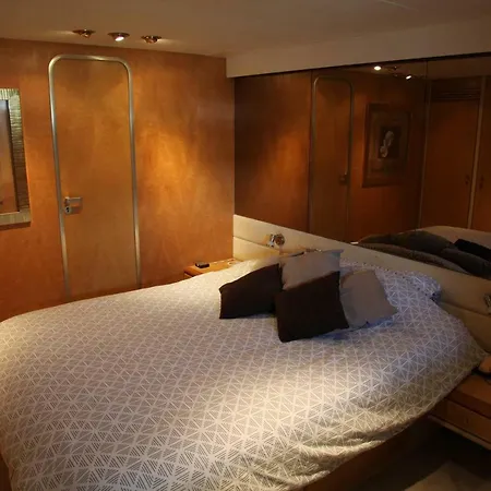 Yacht 'perseus Star' 船上ホテル *