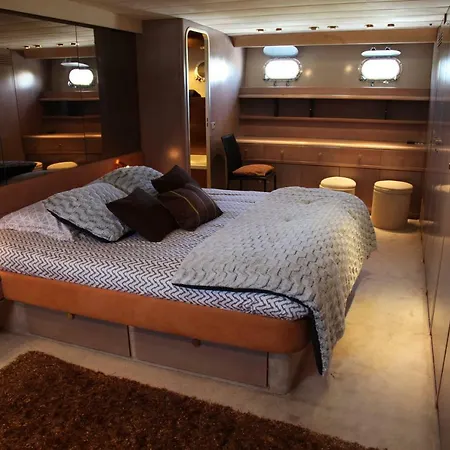 Yacht 'perseus Star' 船上ホテル *