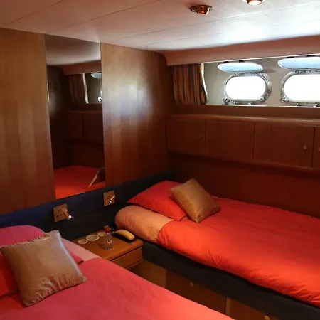 Yacht 'perseus Star' ドーヴィル