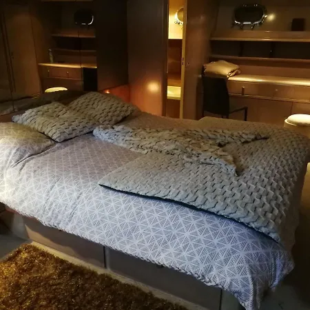 Botel Yacht 'perseus Star' *