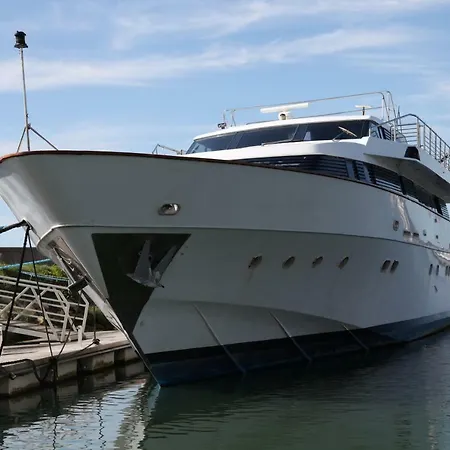 Yacht 'perseus Star' Botel Deauville