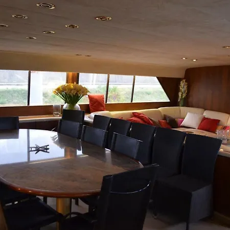 Yacht 'perseus Star' Botel