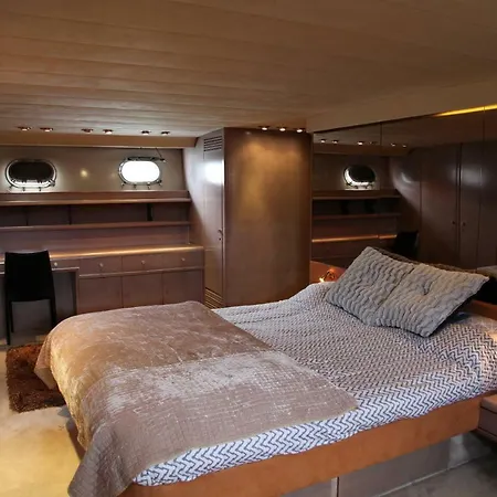 Botel Yacht 'perseus Star' Deauville